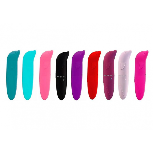 Vibrador Ponto G Golfinho Fiamor 12cm - Aveludado (Cor Aleatória) Apimente sua intimidade com o Vibrador Ponto G Golfinho da Fiamor, um sex toy discreto e poderoso projetado para estimular o ponto G, clitóris e outras zonas erógenas com precisão. Vibrador Ponto G Golfinho Fiamor 12cm - Aveludado (Cor Aleatória)